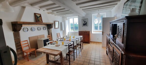 Dining - LA PLANCHE La Ferme du Quesnoy Ideal for families (in the country, close to town) (Avranches)