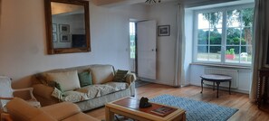 Living area - LA PLANCHE La Ferme du Quesnoy Ideal for families (in the country, close to town) (Avranches)