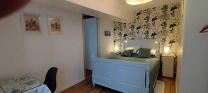 4 soverom, skrivebord, strykejern/-brett og reiseseng for barn