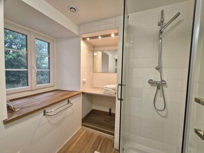 Dusj, hårføner, håndklær og såpe