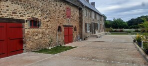 Exterior - LA PLANCHE La Ferme du Quesnoy Ideal for families (in the country, close to town) (Avranches)