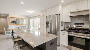 冰箱、微波炉、烤箱、炉灶