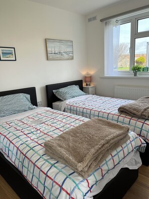 2 間睡房、房內夾萬、書桌、熨斗/熨衫板