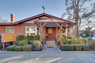Steps to Truckee River Walk: 'Rose Cottage'