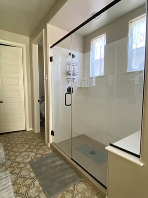 Shower, hair dryer, towels, soap - La Casa Del Sol (Gilbert)