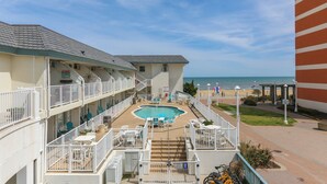 Un hôtel doté d’une piscine, d’un espace extérieur aménagé et offrant une vue sur la plage.
