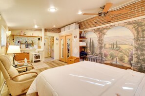 Skrivebord, strykejern/-brett, internettilgang og sengetøy