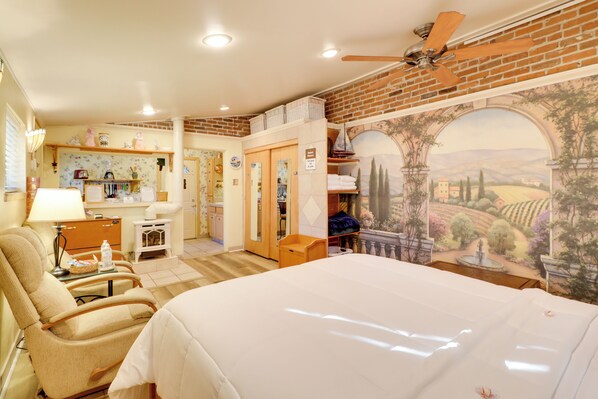 Desk, iron/ironing board, Internet, bed sheets - Close to Midtown! Cozy Reno 'River Cottage' (Reno)