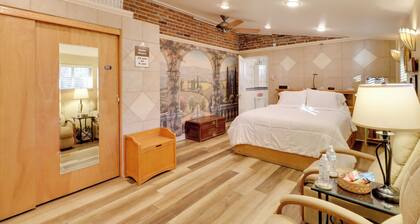 1 Block to River Walk: 'River Cottage' in Reno!