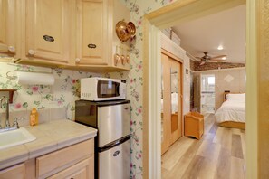 Fridge, microwave, stovetop, coffee/tea maker - Close to Midtown! Cozy Reno 'River Cottage' (Reno)