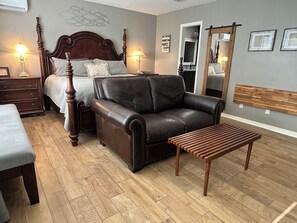 1 bedroom, iron/ironing board, free WiFi, bed sheets - Renovated charming studio with private patio and yard (Gulf Breeze)