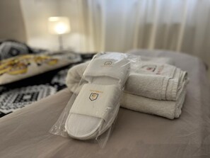 Sèche-cheveux, serviettes fournies, savon, papier toilette