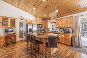 Fridge, microwave, oven, stovetop - Timberwood Cabin Elegance 3BDR,2BTH, Huge Game Room Prime Location Big Bear Lake (Big Bear Lake)