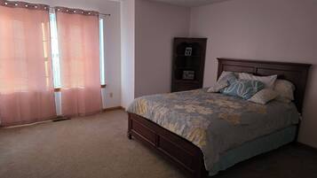 3 bedrooms, in-room safe, desk, iron/ironing board