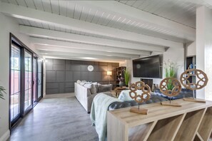 Téléviseur connecté, jeux vidéo, livres, sélection de musique