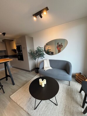 Appartement, gedeeltelijk uitzicht op meer | Woonruimte | Flatscreentelevisie