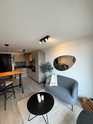 Appartement, gedeeltelijk uitzicht op meer | Woonruimte | Flatscreentelevisie