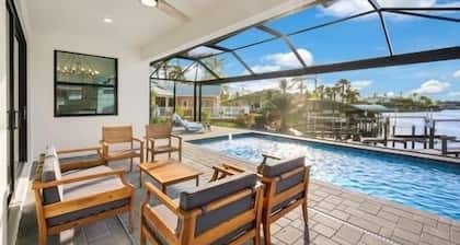 Luxury Waterfront 4BR,Heated Saltwater Pool, Brand New Pristine,Gulf Access/Dock