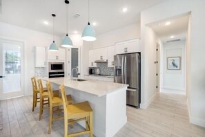 Een koelkast, een magnetron, een oven, een kookplaat