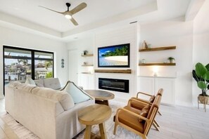 Smart TV, fireplace