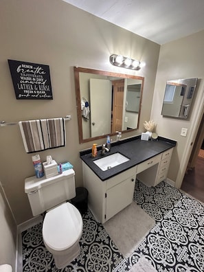 ヘアドライヤー、タオル、石鹸、トイレットペーパー