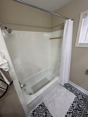 Hair dryer, towels, soap, toilet paper - Soldier/Family Charming 3bed/2bath (Columbus)