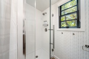 Douche, sèche-cheveux, serviettes fournies, savon