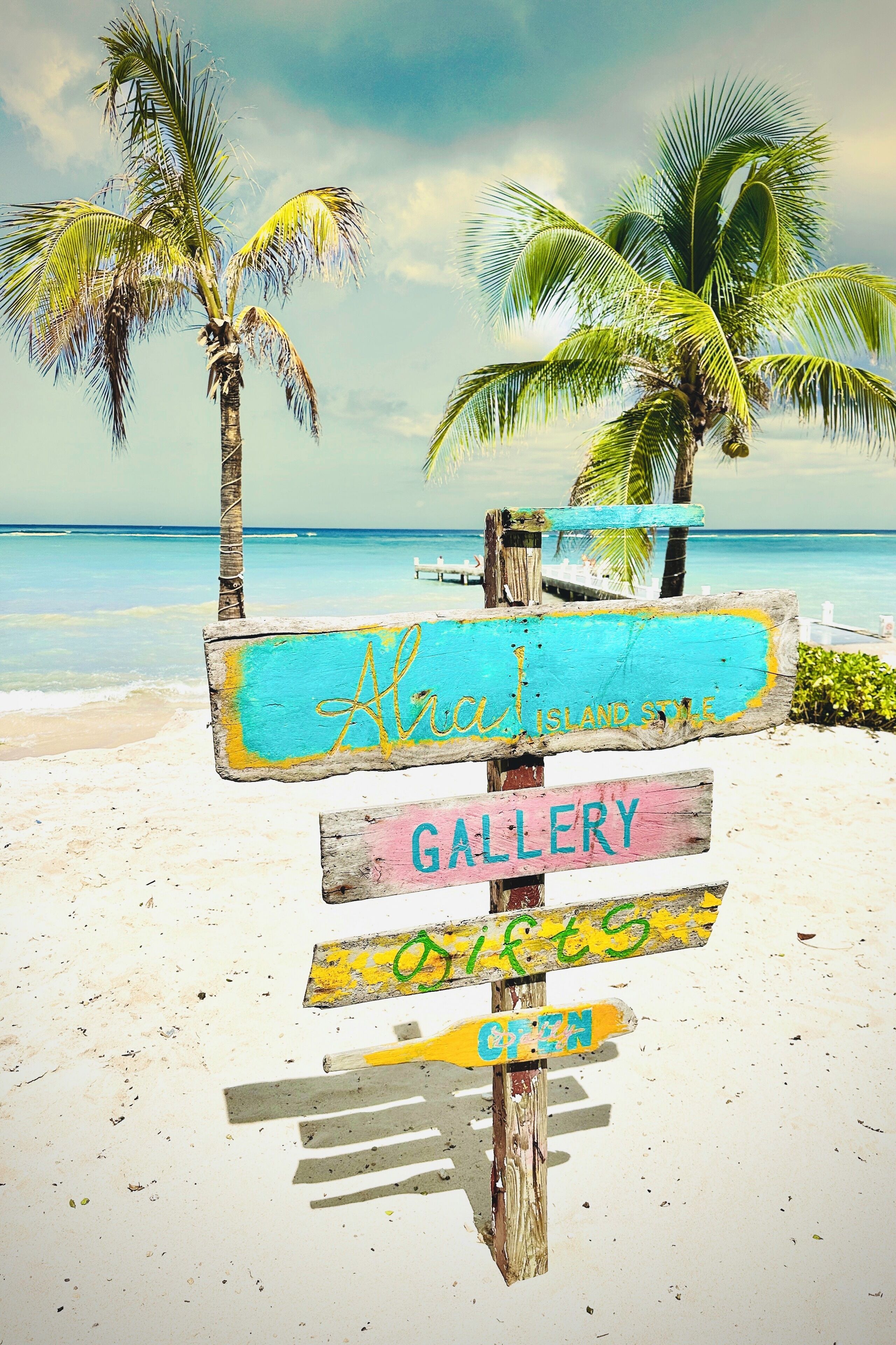 Rannalla, aurinkotuoleja, rantapyyhkeitä