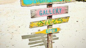 Un letrero de playa con las palabras 'Gallery' y 'Abierto'.