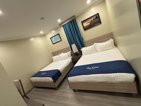 Quarto casal ou duplo standard | Cofres nos quartos, escrivaninha, espaço de trabalho para notebook. The Caye Hotel San Pedro