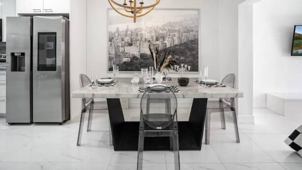 A modern kitchen with a dining area. - Stylish artistic house, close to Wynwood, Downtown (MIAMI)