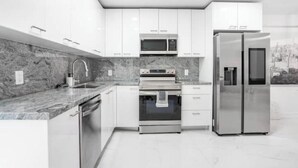 Microwave, oven, stovetop, dishwasher - Stylish artistic house, close to Wynwood, Downtown (MIAMI)