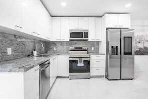 電子レンジ、オーブン、コンロ、食器洗い機