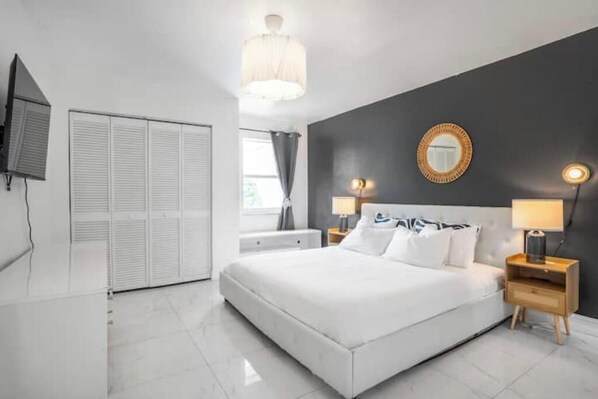 3 habitaciones, tabla de planchar con plancha, wifi y ropa de cama 