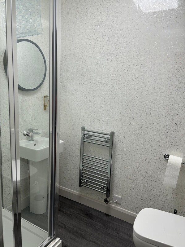 Deluxe Double Room | Bathroom - Central Hotel  (Sutton-in-Ashfield)