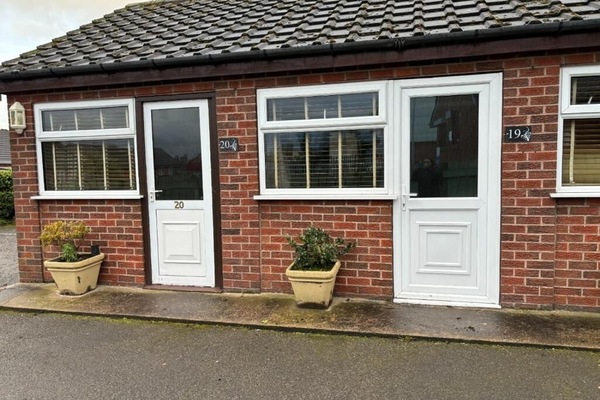 Chalet bungalow with en-suite bathroom | Iron/ironing board (on request), WiFi (free)