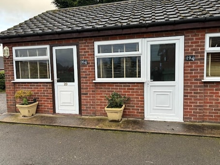 Chalet bungalow with en-suite bathroom | Iron/ironing board, free WiFi