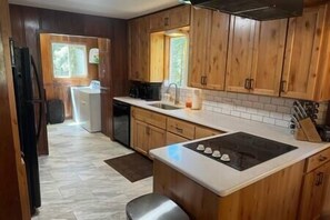 Kjøleskap, mikrobølgeovn, ovn og oppvaskmaskin