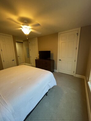 2 habitaciones, escritorio, tabla de planchar con plancha y wifi 