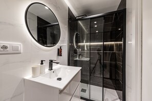 Douche, séchoir à cheveux, serviettes fournies
