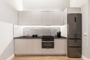 Kühlschrank, Mikrowelle, Ofen, Geschirrspüler