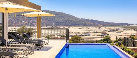Una piscina en la azotea con vistas despejadas del paisaje circundante.