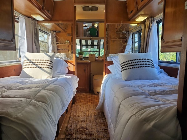 1 bedroom, bed sheets
