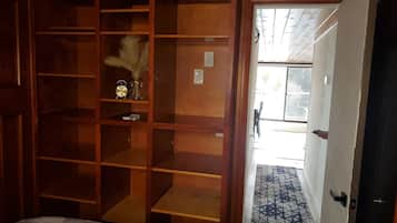 1 chambre, bureau, fer et planche à repasser, Wi-Fi