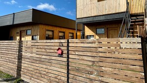 Ein modernes Gebäude mit Holzfassade und einer Metalltreppe.