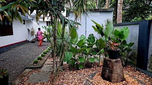 Charming 4-bedroom Layanila villa with WiFi, AC in serene Alappuzha