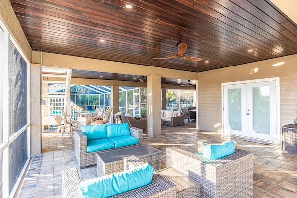 Terrace/patio - Canal Front|Screened Pool|Dock|Firepit|Dog OK|Sleeps 9 (Crystal River)