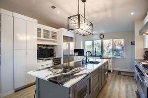 Fridge, microwave, oven, stovetop - Canal Front|Screened Pool|Dock|Firepit|Dog OK|Sleeps 9 (Crystal River)