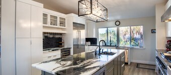 Canal Front|Screened Pool|Dock|Firepit|Dog OK|Sleeps 9