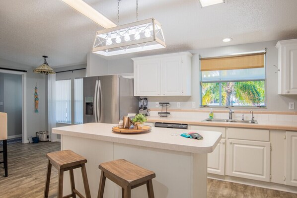 ثلاجة، ميكروويف، فرن، موقد طهي مسطح